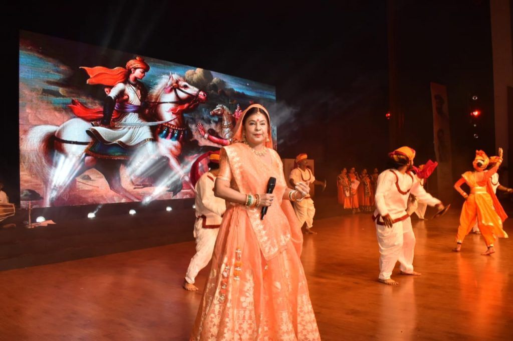 ज्ञात अज्ञात महापुरूषों को समर्पित पुस्तिका ‘‘नमन‘‘ का पदमश्री मालिनी अवस्थी ने किया विमोचन 16 126 1