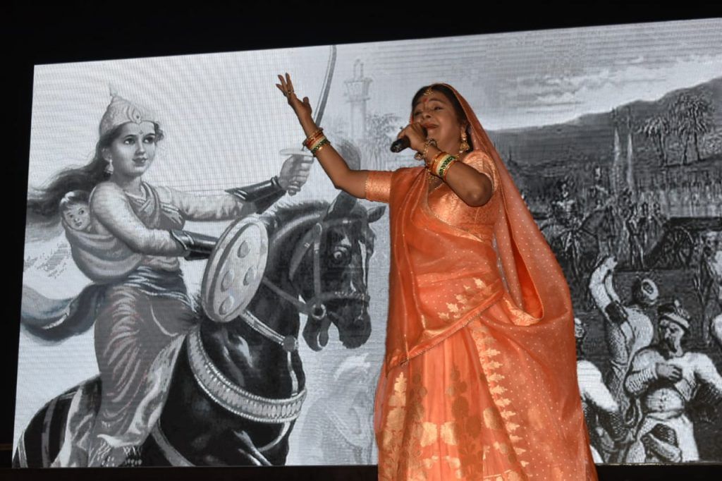 ज्ञात अज्ञात महापुरूषों को समर्पित पुस्तिका ‘‘नमन‘‘ का पदमश्री मालिनी अवस्थी ने किया विमोचन 20 131
