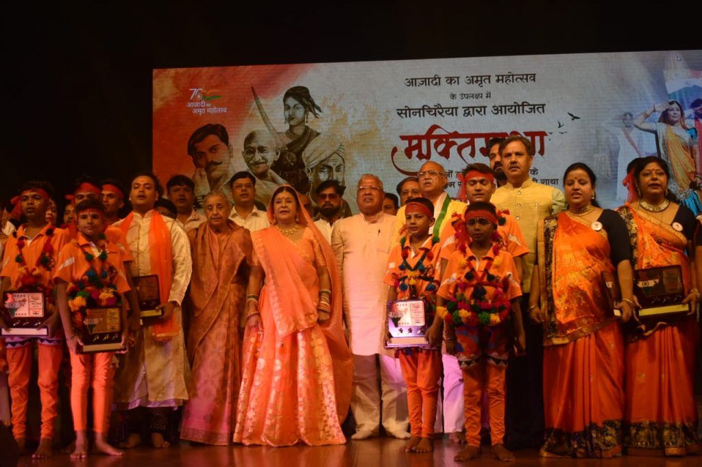 ज्ञात अज्ञात महापुरूषों को समर्पित पुस्तिका ‘‘नमन‘‘ का पदमश्री मालिनी अवस्थी ने किया विमोचन 21 132