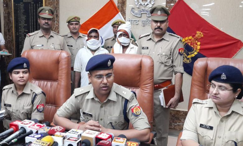 खंडर में अवैध हथियारों का जखीरा बरामद, दो युवक गिरफ्तार, थाना परीक्षतगढ़ क्षेत्र में हुई बरामदगी, 1 111 1
