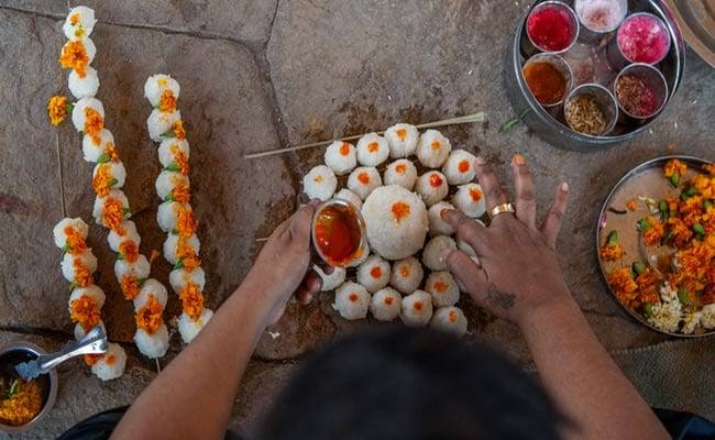 पितृ पक्ष में पितरों को जल कैसे दें? जानें इसका सही नियम और समय 1 111 12