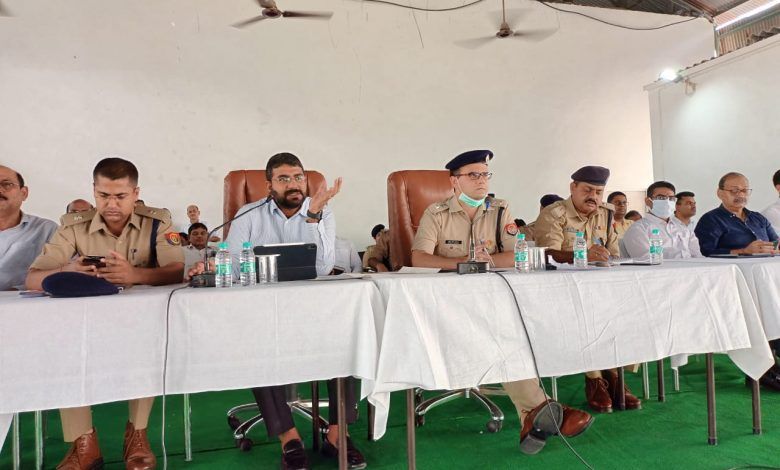 आगामी त्यौहारो को सकुशल संपन्न कराने हेतु जिलाधिकारी की अध्यक्षता में संपन्न हुयी जनपद स्तरीय शांति समिति की बैठक 1 111 129