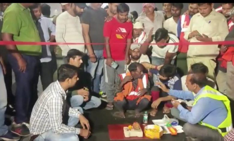 मजदूर द्वारा दिल्ली मेरठ एक्सप्रेसवे पर रेलवे ओवरब्रिज का उद्घाटन 1 111 39