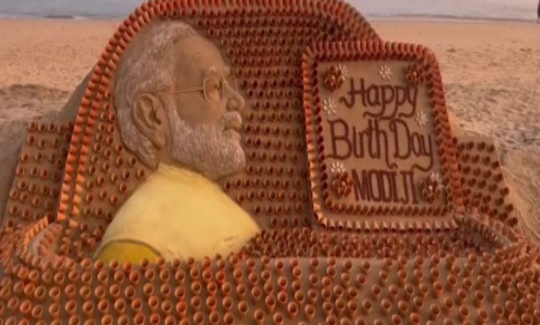 पीएम मोदी बर्थडे स्पेशल: 1213 चाय के प्यालों की मदद से बनाई रेत की मूर्ति ! 1 111 48