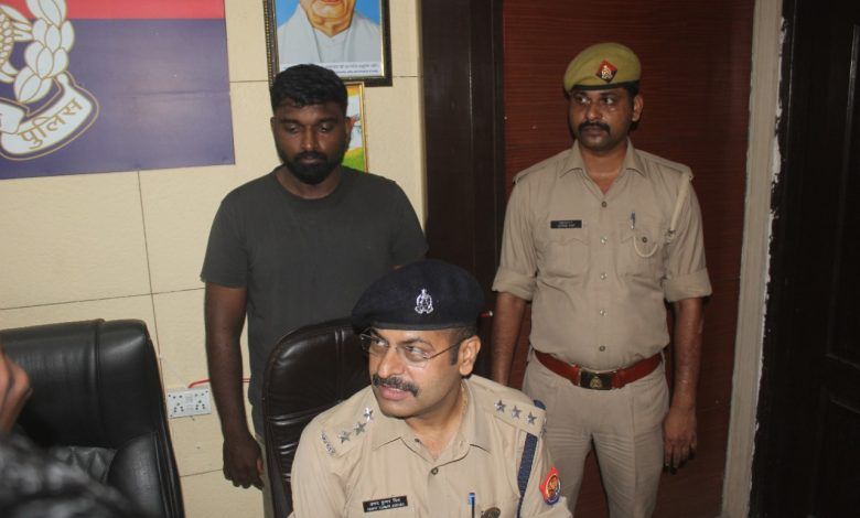 अश्लील तस्वीरें बनाकर महिलाओं को ब्लैकमेल करने का आरोपी गिरफ्तार, फेसबुक के माध्यम से बनता था निशाना 1 111 75