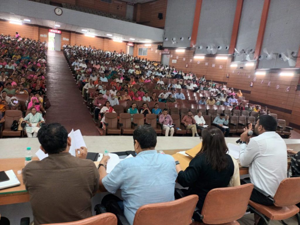 वोटर कार्ड से आधार लिंक कराने के लिए करें जागरूक : जिलाधिकारी 2 112 13