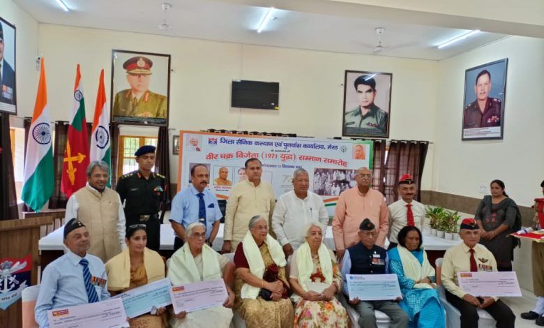 1965, 1971 युद्व के बहादुर भारतीय सेना के योद्धाओं का जनप्रतिनिधियो द्वारा किया गया सम्मान 1 112 15