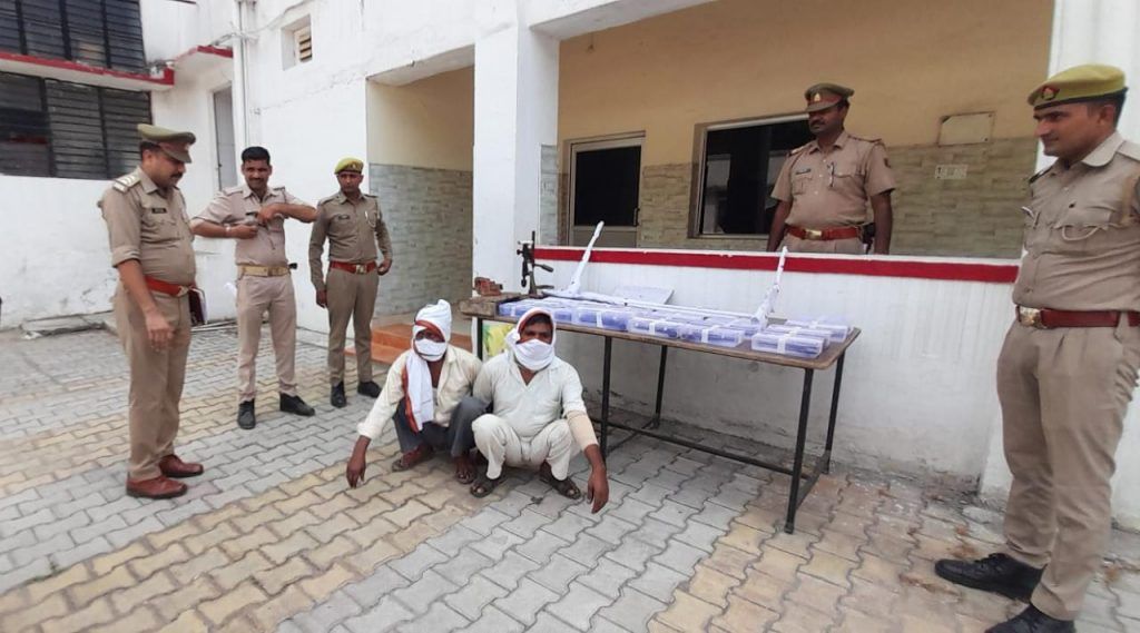खंडर में अवैध हथियारों का जखीरा बरामद, दो युवक गिरफ्तार, थाना परीक्षतगढ़ क्षेत्र में हुई बरामदगी, 2 112 2