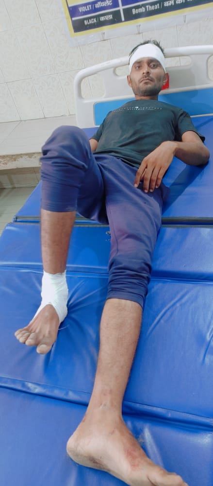 प्रधान और पूर्व प्रधान समर्थकों में फायरिंग गोली लगने से 2 लोग गंभीर रूप से घायल हथियार लहराने के वीडियो भी सामने आए हैं 2 112 23