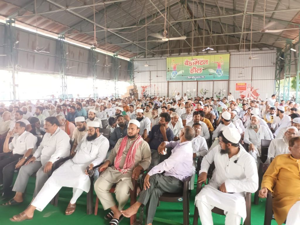 आगामी त्यौहारो को सकुशल संपन्न कराने हेतु जिलाधिकारी की अध्यक्षता में संपन्न हुयी जनपद स्तरीय शांति समिति की बैठक 2 112 24