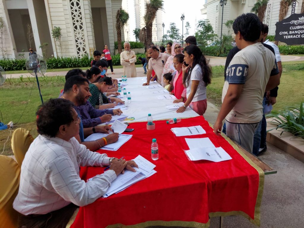 प्रतीक ग्रैंड सिटी में लगा हेल्थ चैकअप कैंप 3 112 25
