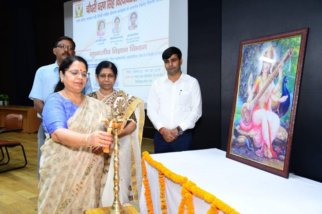 चौधरी चरण सिंह विश्वविद्यालय : टेबलेट पाकर खिले छात्र एवं छात्राओं के चेहरे 2 112 5