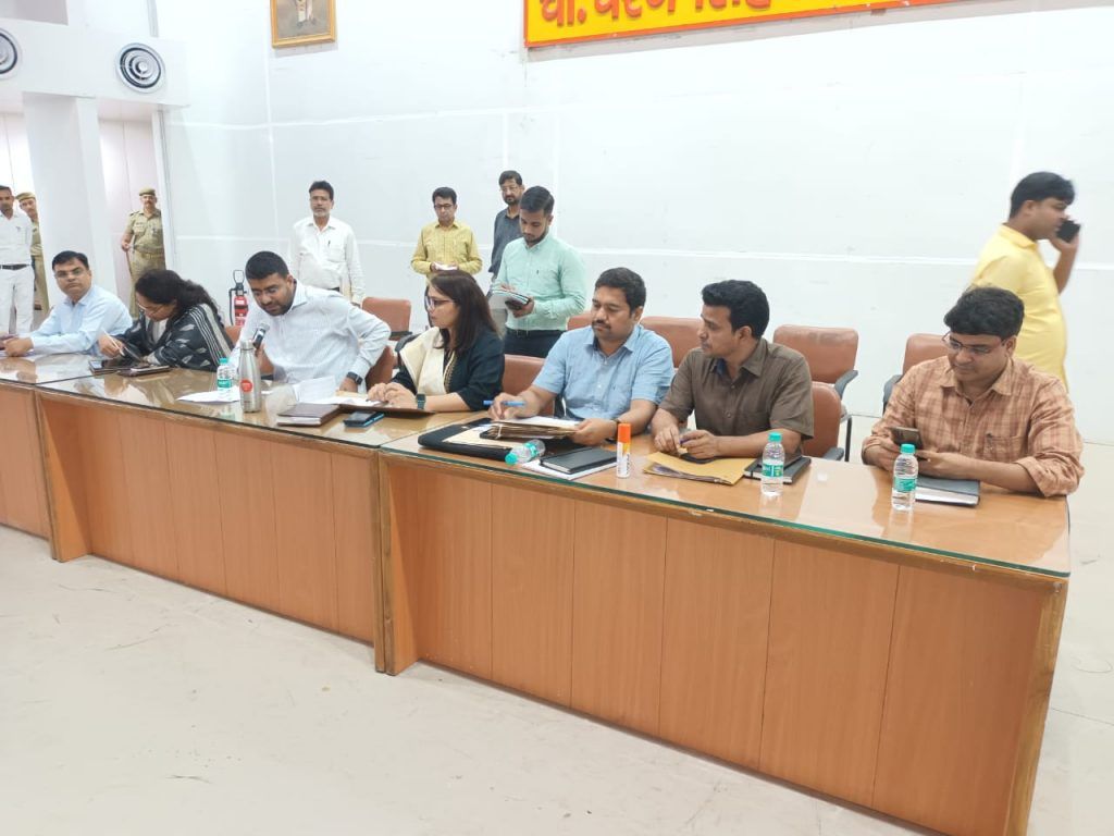 वोटर कार्ड से आधार लिंक कराने के लिए करें जागरूक : जिलाधिकारी 3 113 13