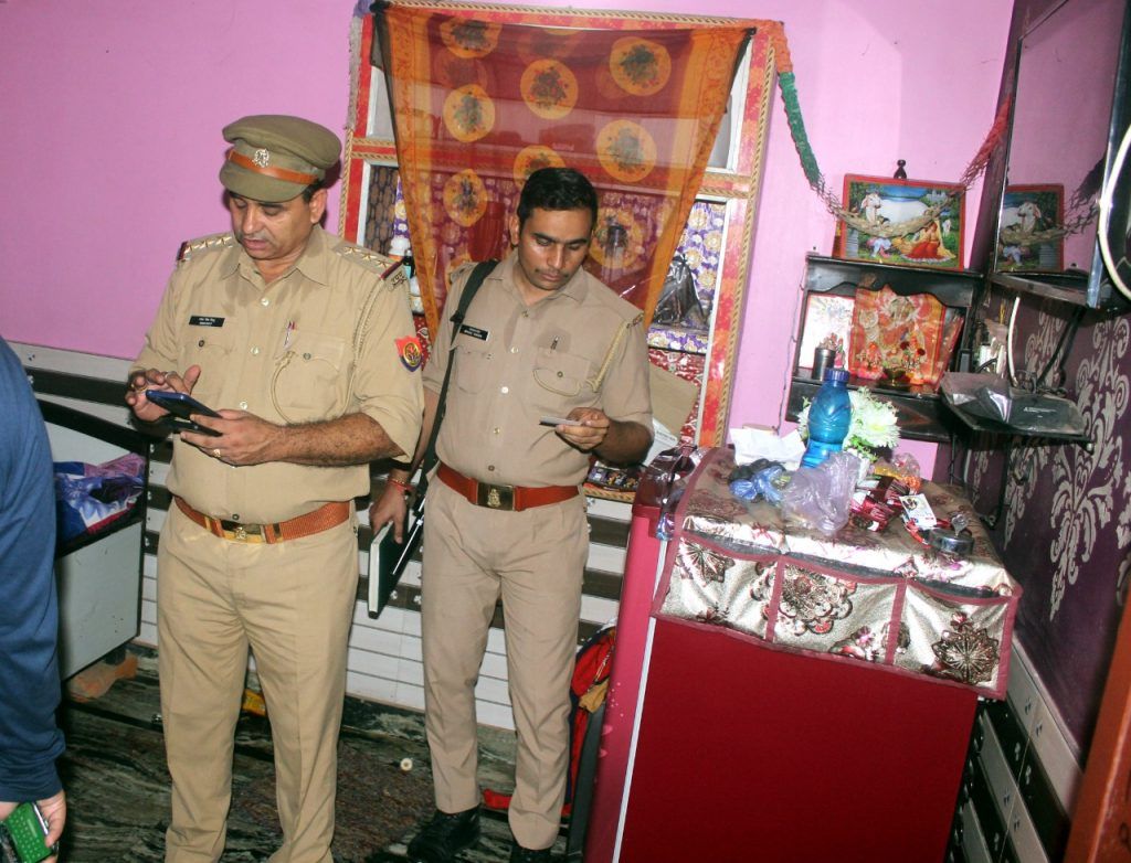 गाजियाबाद में घर के अंदर मिली महिला की लाश ; 6 महीने से अकेले रह रही थी 4 113 21