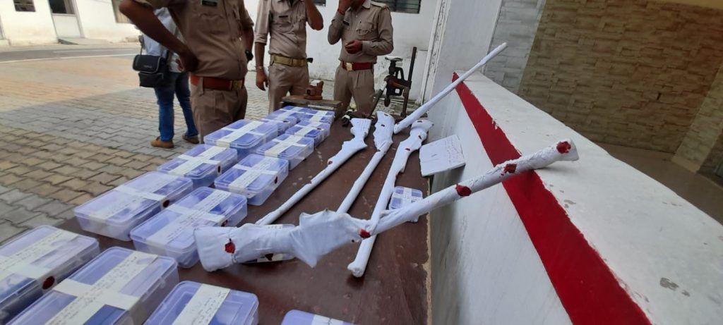 खंडर में अवैध हथियारों का जखीरा बरामद, दो युवक गिरफ्तार, थाना परीक्षतगढ़ क्षेत्र में हुई बरामदगी, 3 113 3