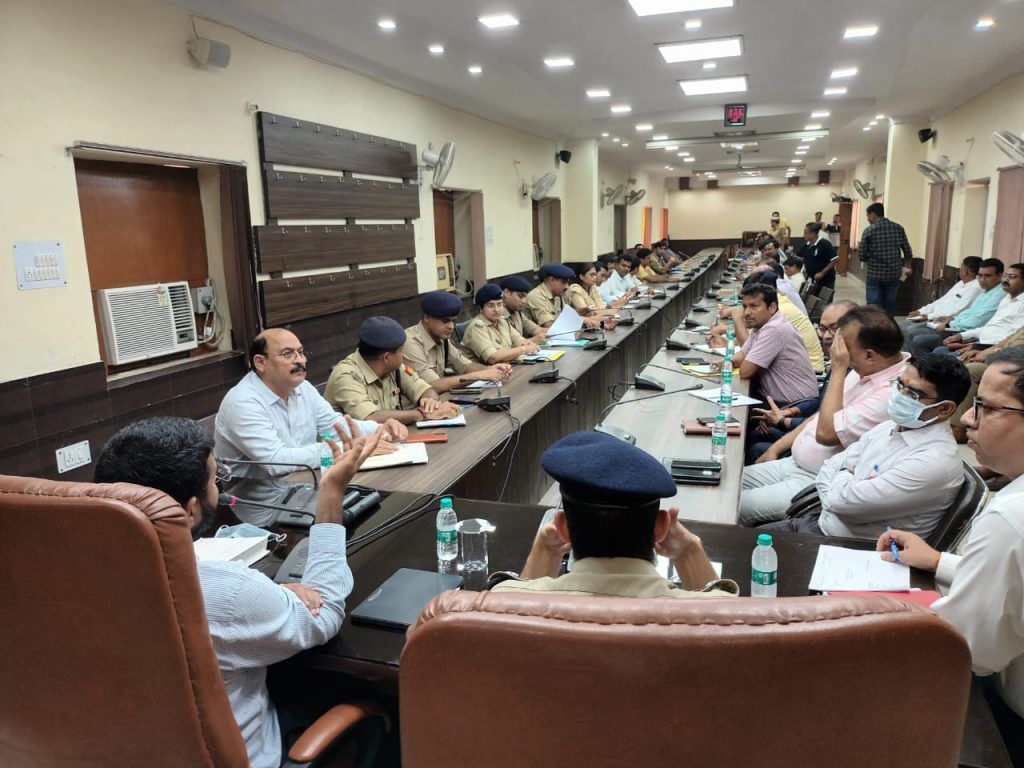 आगामी त्यौहारो को सकुशल संपन्न कराने हेतु जिलाधिकारी की अध्यक्षता में संपन्न हुयी जनपद स्तरीय शांति समिति की बैठक 3 113 38