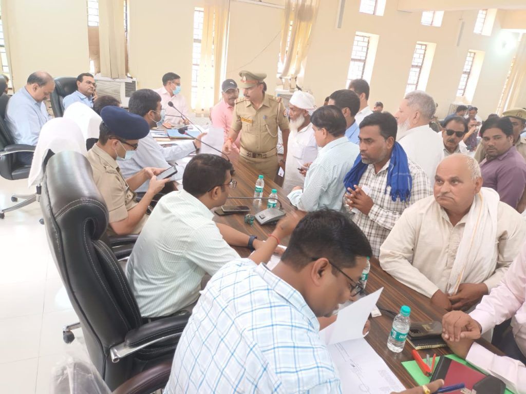 जिलाधिकारी की अध्यक्षता में तहसील सरधना में सम्पन्न हुआ सम्पूर्ण समाधान दिवस 2 113 4