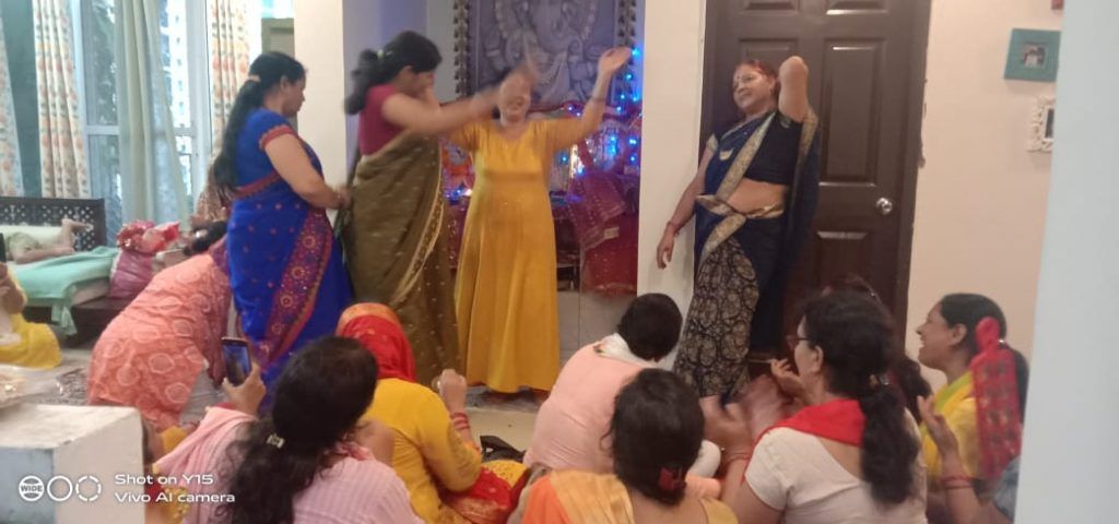 सिद्धार्थ विहार : महिलाओं द्वारा संध्या कीर्तन का आयोजन किया गया 3 113 42