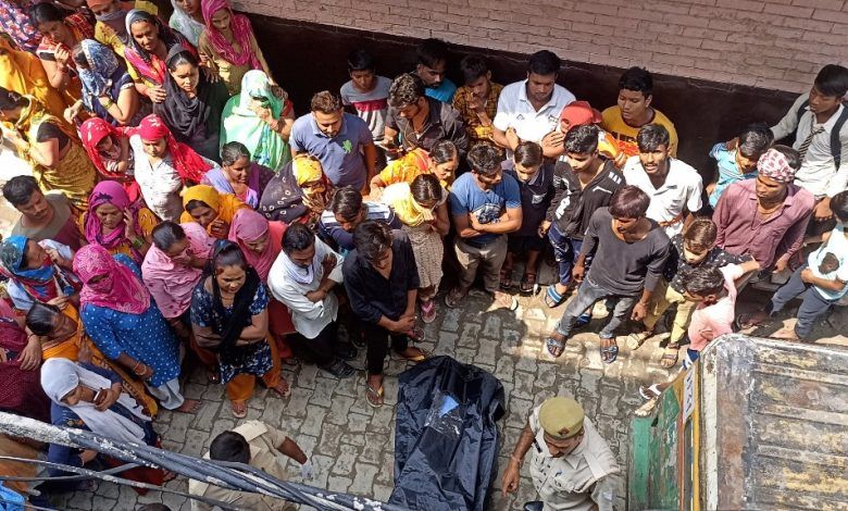 गाजियाबाद में घर के अंदर मिली महिला की लाश ; 6 महीने से अकेले रह रही थी 1 114 15