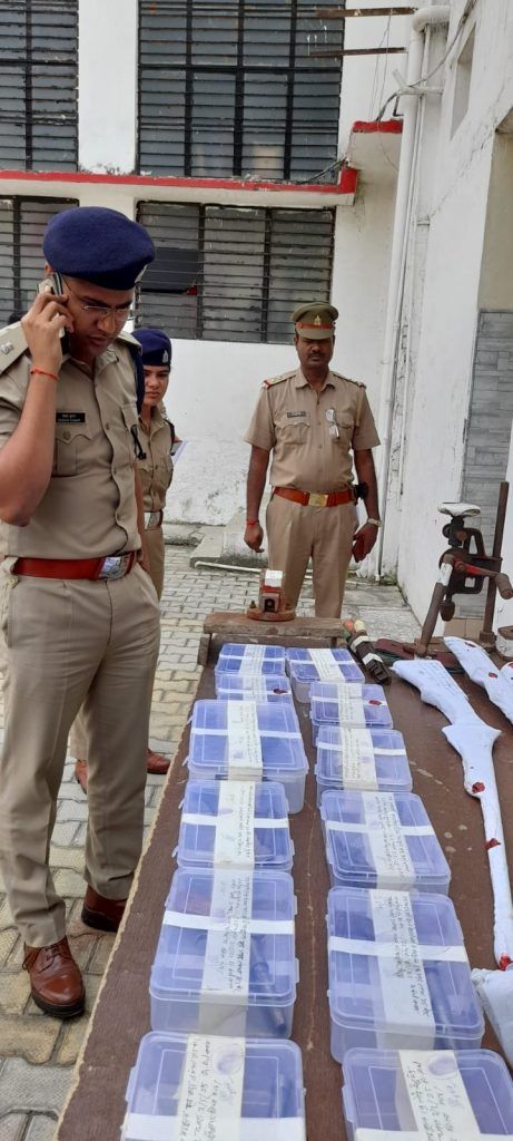 खंडर में अवैध हथियारों का जखीरा बरामद, दो युवक गिरफ्तार, थाना परीक्षतगढ़ क्षेत्र में हुई बरामदगी, 4 114 2