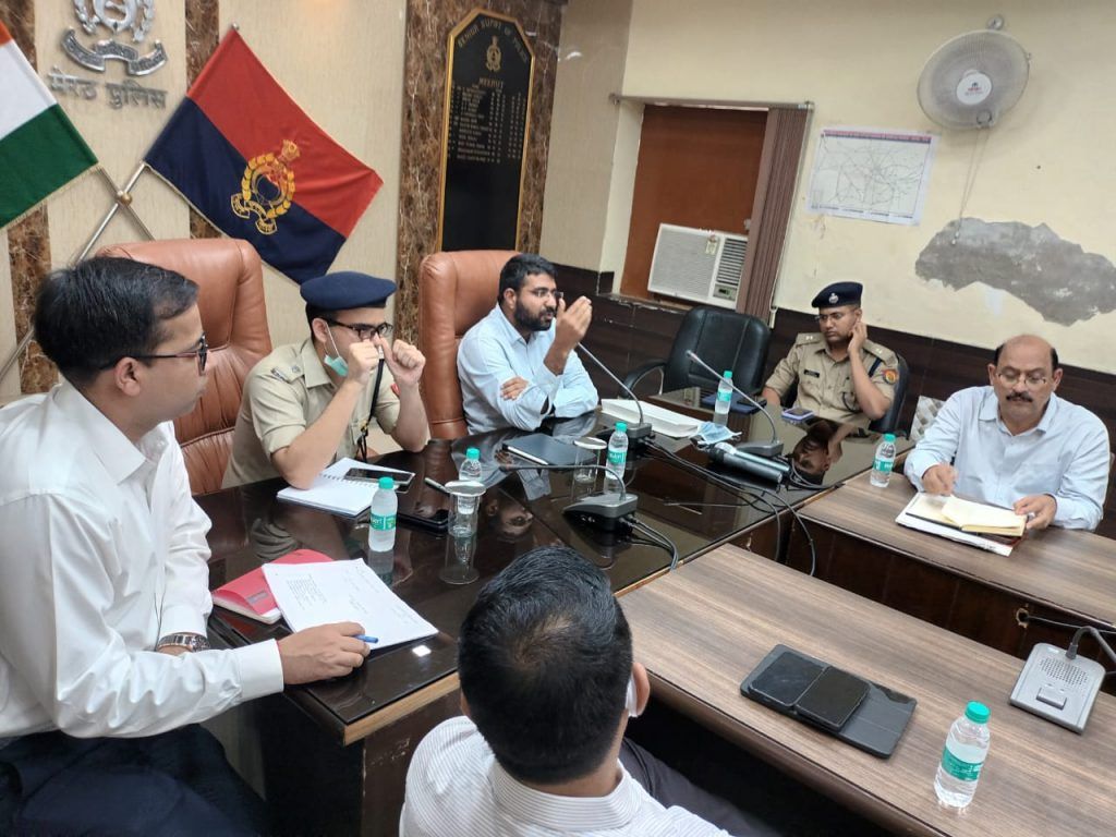 आगामी त्यौहारो को सकुशल संपन्न कराने हेतु जिलाधिकारी की अध्यक्षता में संपन्न हुयी जनपद स्तरीय शांति समिति की बैठक 4 114 26