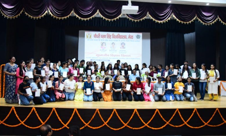 चौधरी चरण सिंह विश्वविद्यालय : टेबलेट पाकर खिले छात्र एवं छात्राओं के चेहरे 1 114 4