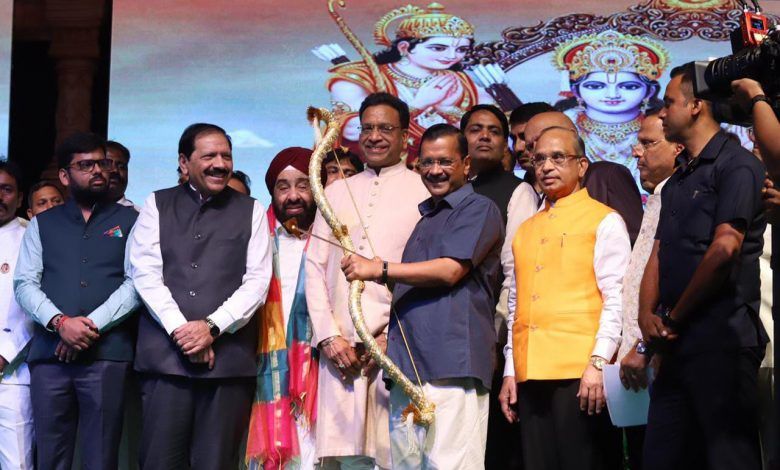 लव-कुश रामलीला में मुख्यमंत्री अरविंद केजरीवाल व अभिनेता प्रभास ने किया पुतला दहन 1 111 18