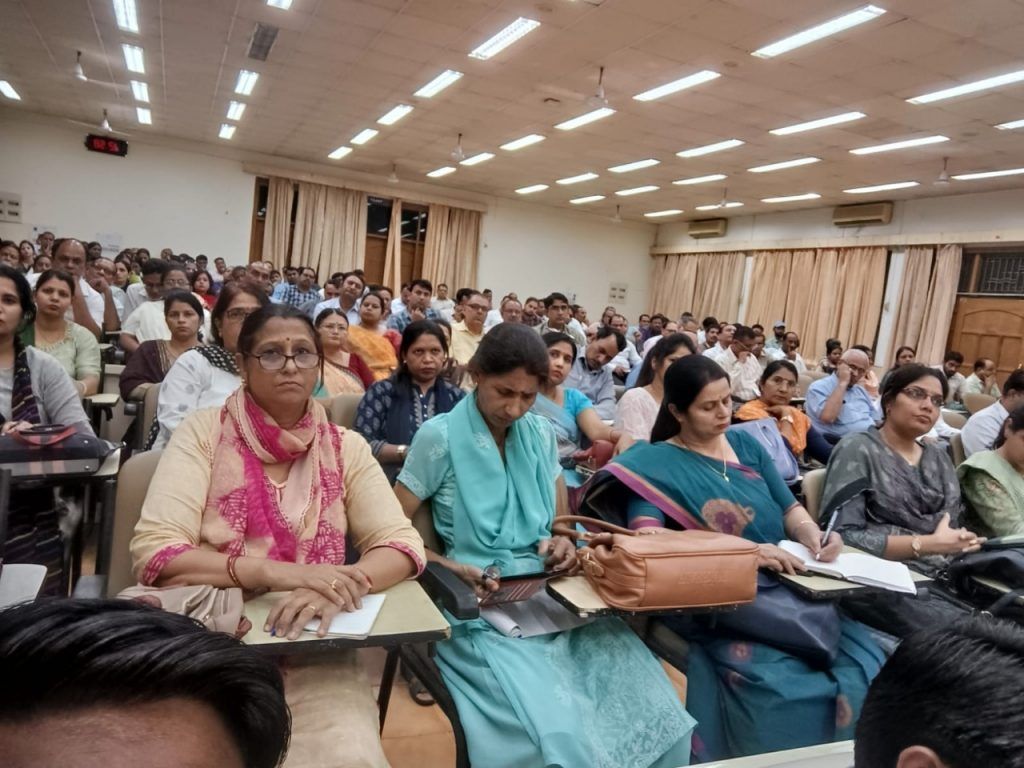 पूर्वदशम व दशमोत्तर योजनान्तर्गत विद्यालयो के स्तर से पात्र छात्रों के आवेदन पत्रों को अग्रसारित करने के सम्बन्ध में आहूत हुयी बैठक 2 111 23