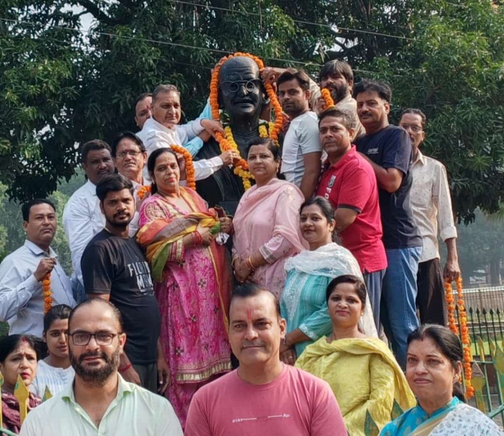 मेरठ : राष्ट्रपिता महात्मा गांधी एवं पूर्व प्रधानमंत्री श्री लाल बहादुर शास्त्री की जयंती के शुभ अवसर पर गांधी आश्रम से शहीद स्मारक तक निकाली गई प्रभात फेरी 2 111 4