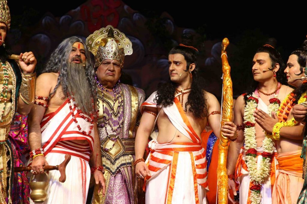 लव-कुश रामलीला- भरत मिलाप के मंचन में गुरु वशिष्ठ बने आदेश गुप्ता 2 112 19