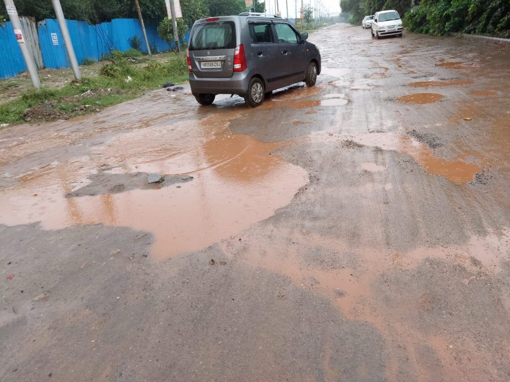 मुख्यमंत्री योगी आदित्यनाथ का पंद्रह नवंबर तक प्रदेश की सभी सड़कों को गड्ढा मुक्त करने का दावा सिद्धार्थ विहार मे फेल होता नज़र आ रहा है 2 112 22