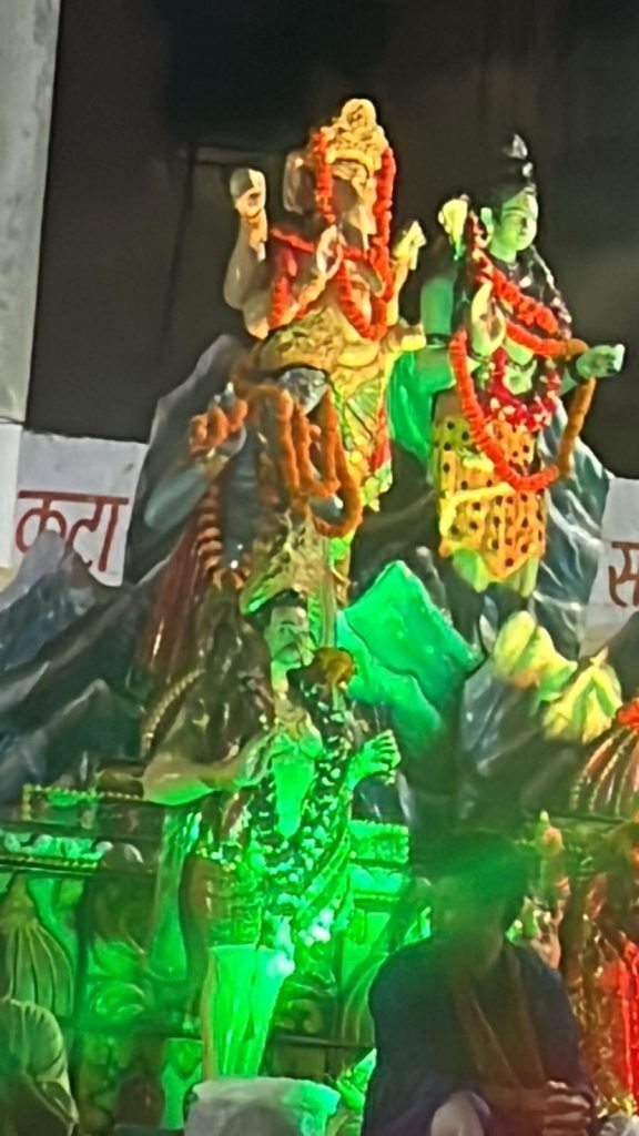 नवरात्री के पावन अवसर पर सोसाइटी में माता की चौकी में झूमे भक्त 2 112 4