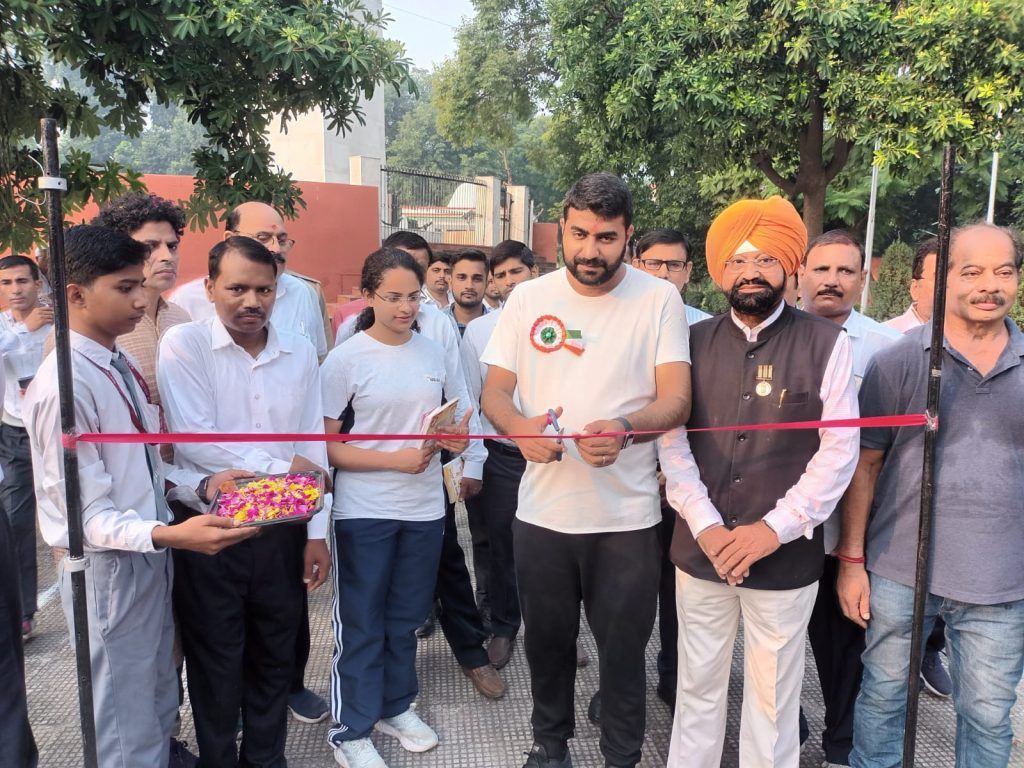मेरठ : राष्ट्रपिता महात्मा गांधी एवं पूर्व प्रधानमंत्री श्री लाल बहादुर शास्त्री की जयंती के शुभ अवसर पर गांधी आश्रम से शहीद स्मारक तक निकाली गई प्रभात फेरी 3 112 5