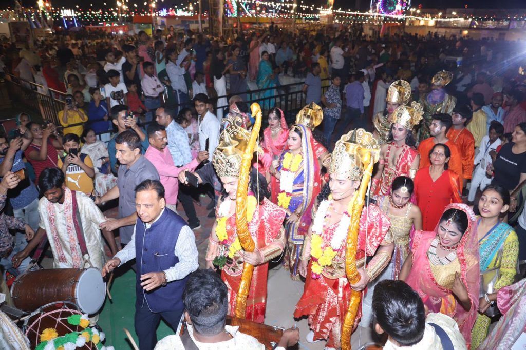 लव-कुश रामलीला- भरत मिलाप के मंचन में गुरु वशिष्ठ बने आदेश गुप्ता 3 113 18