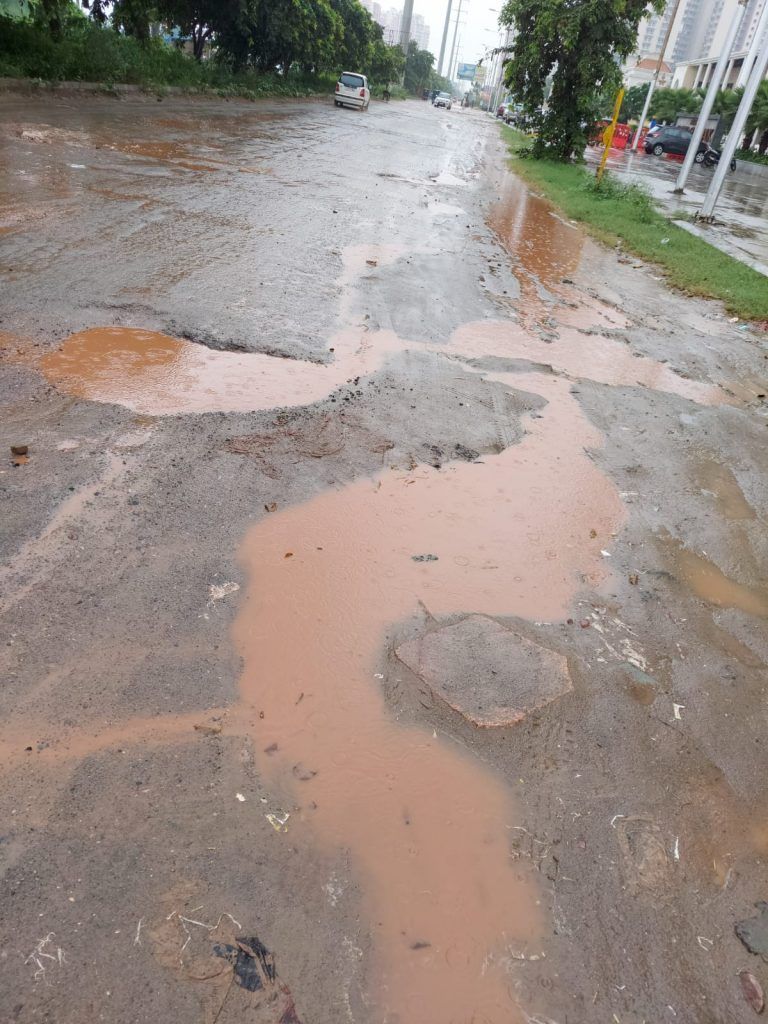 मुख्यमंत्री योगी आदित्यनाथ का पंद्रह नवंबर तक प्रदेश की सभी सड़कों को गड्ढा मुक्त करने का दावा सिद्धार्थ विहार मे फेल होता नज़र आ रहा है 3 113 22