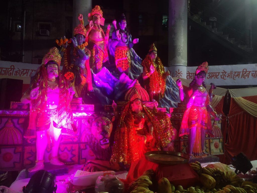नवरात्री के पावन अवसर पर सोसाइटी में माता की चौकी में झूमे भक्त 3 113 4