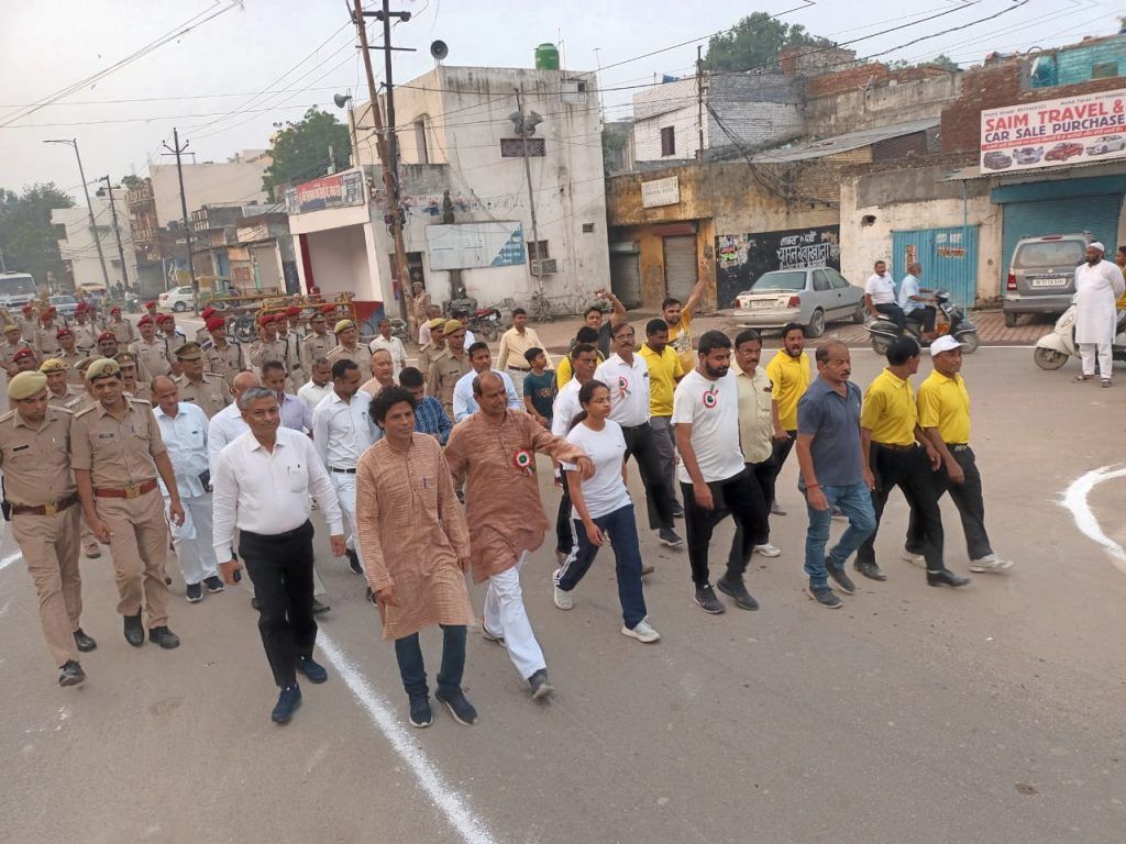 मेरठ : राष्ट्रपिता महात्मा गांधी एवं पूर्व प्रधानमंत्री श्री लाल बहादुर शास्त्री की जयंती के शुभ अवसर पर गांधी आश्रम से शहीद स्मारक तक निकाली गई प्रभात फेरी 5 114 4