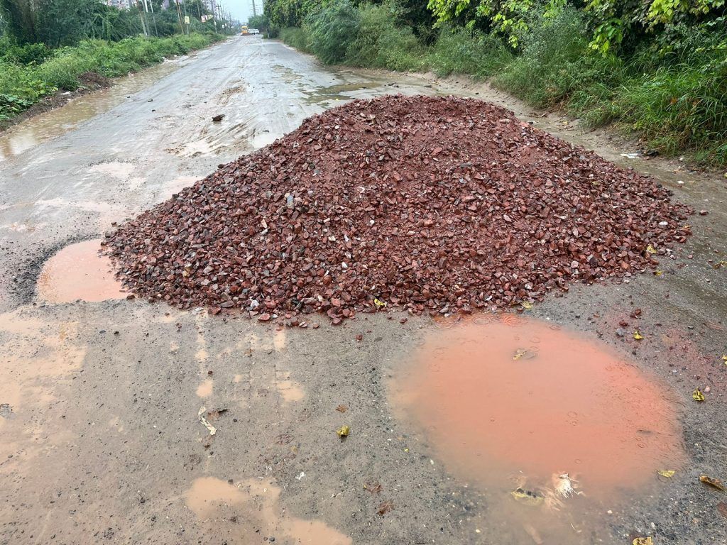मुख्यमंत्री योगी आदित्यनाथ का पंद्रह नवंबर तक प्रदेश की सभी सड़कों को गड्ढा मुक्त करने का दावा सिद्धार्थ विहार मे फेल होता नज़र आ रहा है 5 115 15