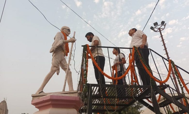 मेरठ : राष्ट्रपिता महात्मा गांधी एवं पूर्व प्रधानमंत्री श्री लाल बहादुर शास्त्री की जयंती के शुभ अवसर पर गांधी आश्रम से शहीद स्मारक तक निकाली गई प्रभात फेरी 1 115 5