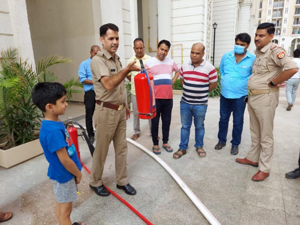 गाज़ियाबाद फायर सर्विस : प्रतीक ग्रैंड सोसाइटी सिद्धार्थ विहार में फायर फाइटिंग सिस्टम का मॉक ड्रिल 8 377