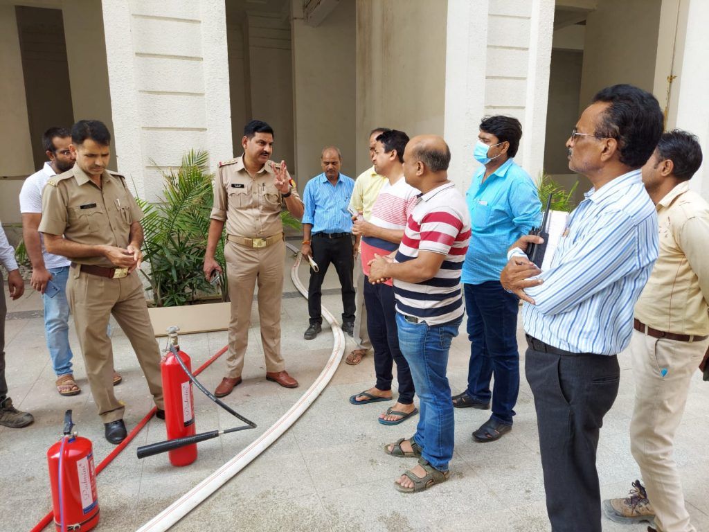 गाज़ियाबाद फायर सर्विस : प्रतीक ग्रैंड सोसाइटी सिद्धार्थ विहार में फायर फाइटिंग सिस्टम का मॉक ड्रिल 9 388