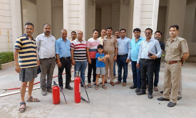 गाज़ियाबाद फायर सर्विस : प्रतीक ग्रैंड सोसाइटी सिद्धार्थ विहार में फायर फाइटिंग सिस्टम का मॉक ड्रिल 1 399