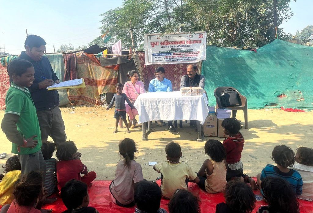 नेहरू युवा केन्द्र द्वारा झुग्गी बस्ती के बच्चों को शैक्षिक सामग्री का वितरण युवा सक्रियकरण योजना के अंतर्गत किया गया 2 111 104