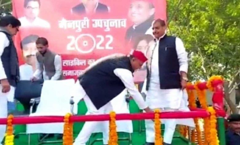 मिट गयी दूरियां, अखिलेश ने छुए चाचा शिवपाल के पैर 1 111 121