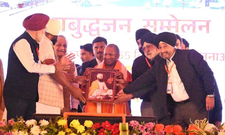 सिक्ख समाज द्वारा मुख्यमंत्री योगी आदित्य नाथ का कृपाण व सरोपा देकर सम्मान 1 111 145