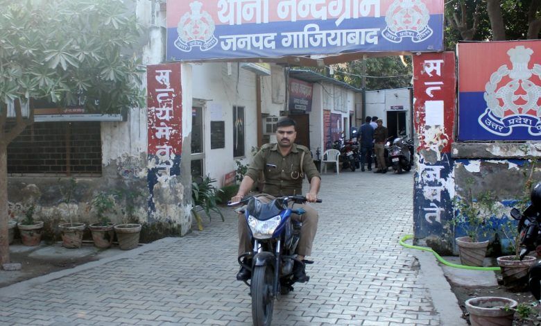 बच्ची की हत्या में लापरवाही भारी, इंस्पेक्टर समेत चार पुलिसकर्मियों लाइन हाजिर 1 111 166