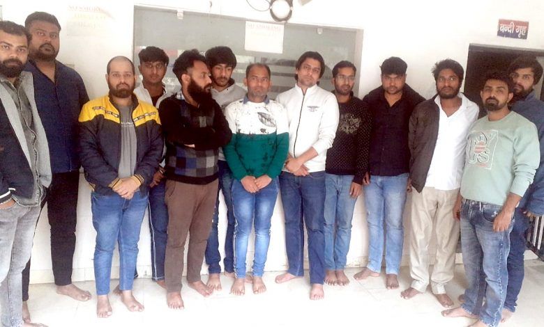 फर्जी कॉल सेंटर : भारत में बैठकर अमेरिका के लोगों से ठगी करने वाले गिरफ्तार 1 111 180