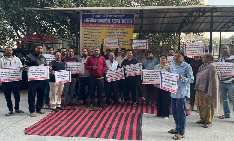 दिव्यांश फैबियो सोसाइटी, क्रॉसिंग रिपब्लिक गाजियाबाद में अनिश्चितकालीन धरना प्रदर्शन 1 111 184