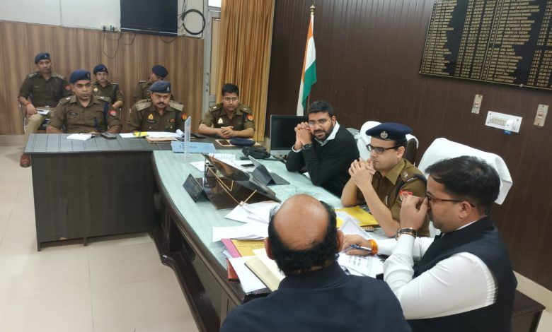 जिलाधिकारी की अध्यक्षता में संपन्न हुयी कानून व्यवस्था की समीक्षा बैठक 1 111 65