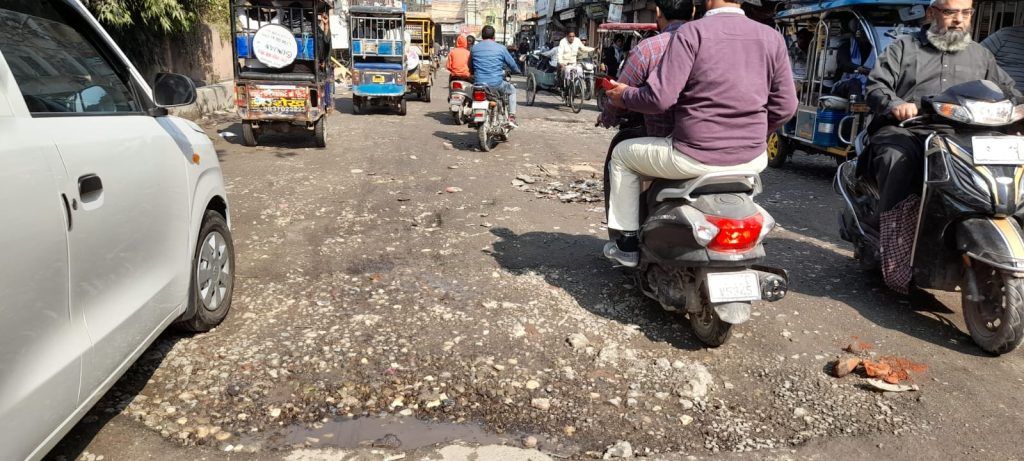 मुख्यमंत्री योगी आदित्यनाथ का पंद्रह नवंबर तक प्रदेश की सभी सड़कों को गड्ढा मुक्त करने का दावा मेरठ मे फेल 2 111 79